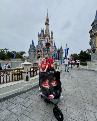 "Para quem está preocupado, nós estamos bem. Eu fui para o aeroporto sem destino, junto com a família. Passei de companhia em companhia se tinha espaço para cinco (Foto: Instagram)