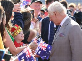 No parlamento australiano, mulher se revolta com Rei Charles III (Foto: Instagram)