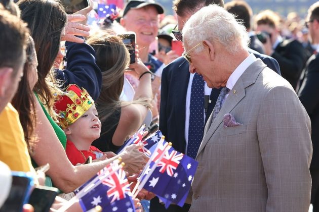 No parlamento australiano, mulher se revolta com Rei Charles III (Foto: Instagram)