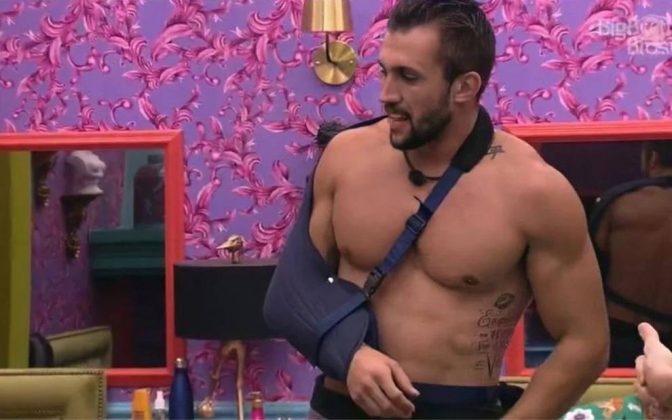 Durante uma disputa pela liderança no BBB 21, Arthur Picoli deslocou o ombro e precisou ser levado ao hospital. (Foto Instagram)