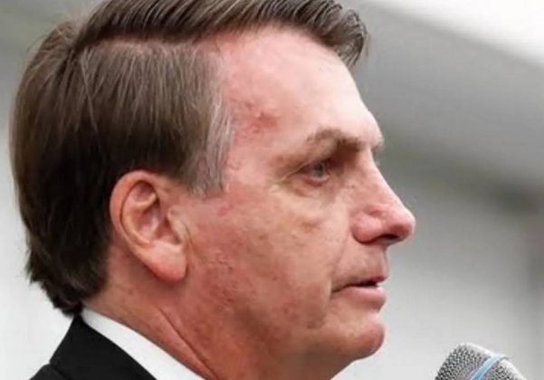 A facada sofrida por Bolsonaro em 2018 foi incluída no material compartilhado. (Foto: Instagram)