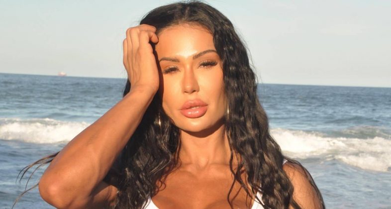 Gracyanne Barbosa rebate ataques após publicar clique polêmico na web. (Foto: Instagram)