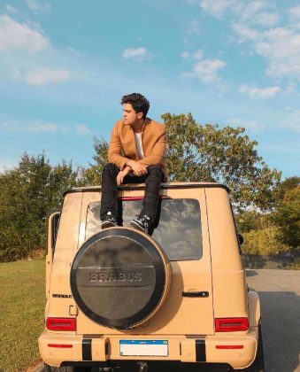 O cantor sertanejo Luan Santana possui uma Mercedes-Benz G63 Edition 1, que faz parte de sua garagem desde o primeiro semestre de 2020, quando pagou R$ 1,1 milhão na época. (Foto Instagram)