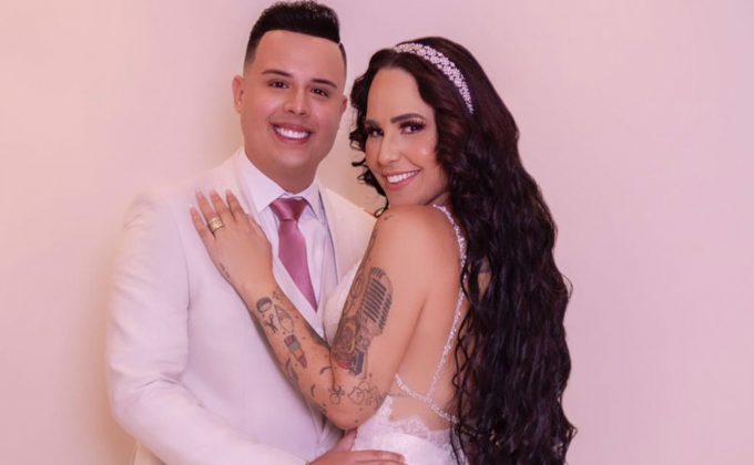 Após ter repercurtido entre os internautas ao ter dito que estava "saindo com a mão vazia", a cantora fez afirmou que ainda é casada com Patrick Abrahão, mesmo com o 'tempo' no casamento. (Foto: Instagram)