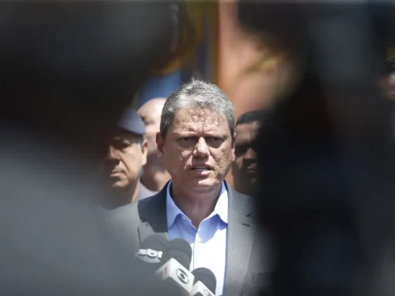 Tarcísio de Freitas vira alvo de medidas judiciais após discurso sobre o PCC. (Foto: Agência Brasil)