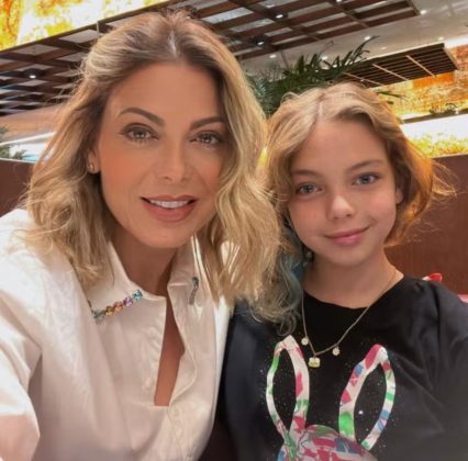 Sheila Mello e Brenda: A dançarina e sua filha são duas loiras de olhos claros que encantam com seus sorrisos. (Foto Instagram)