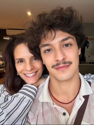 Helena Ranaldi e Pedro: A atriz e seu filho adolescente possuem um olhar intenso e um sorriso contagiante. (Foto Instagram)