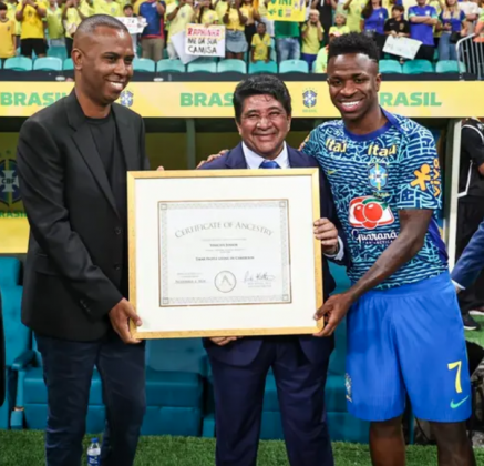 Vini Jr. recebe certificado que revela ancestrais. (Foto: Reprodução Instagram)