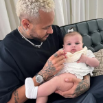 Neymar publica primeira foto com filha caçula, Helena: "03 do papai" (Foto: Instagram)