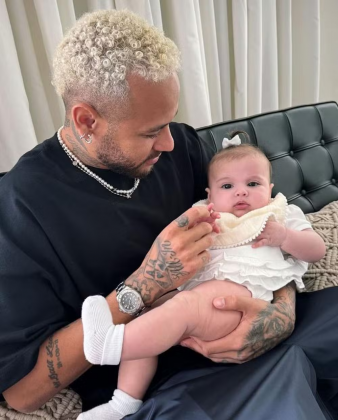 Neymar publica primeira foto com filha caçula, Helena: "03 do papai" (Foto: Instagram)