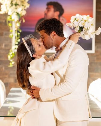 Em 2023, Larissa Manoela e André Luiz Frambach oficializaram a união de forma discreta, com uma cerimônia à beira de uma piscina, rodeada por flores brancas. (Foto Instagram)