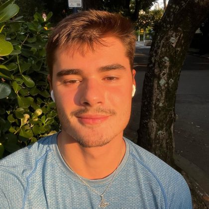 O jovem de 21 anos chamou a atenção do público ao ser visto nos bastidores do evento, o que gerou diversos comentários nas redes sociais. (Foto Instagram)