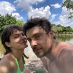 O romance de Bianca Bin e Sérgio Guizé começou durante as gravações de O Outro Lado do Paraíso, em 2017. (Foto Instagram)