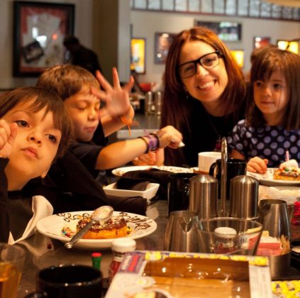 Sem sucesso, escolheu o método FiV, e atualmente é mãe de trigêmeos Guido, José e Manuela. (Foto: Instagram)