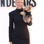 Xuxa é uma verdadeira "mãe de pet" assumida e adora compartilhar nas redes sociais seus momentos ao lado de sua cachorrinha yorkshire, Doralice. (Foto Instagram)