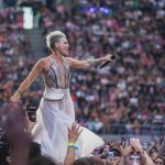 Pink, por exemplo, precisa que alguém aperte seus mamilos antes de subir ao palco. (Foto Instagram)