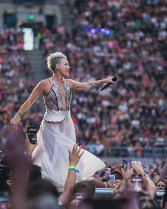 Pink, por exemplo, precisa que alguém aperte seus mamilos antes de subir ao palco. (Foto Instagram)