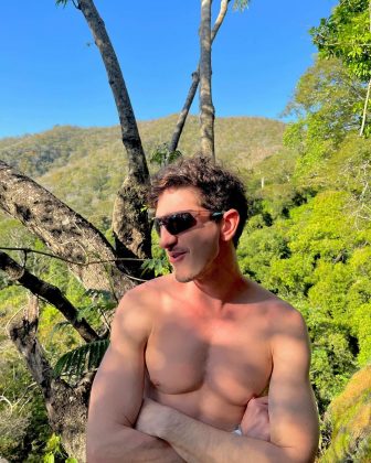 O ator mostrou seu bumbum em meio à natureza. (Foto Instagram)