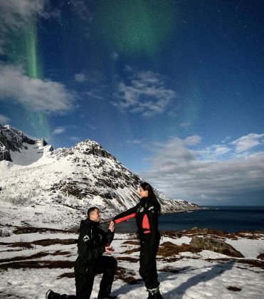 Em fevereiro de 2024, Ricardo pediu Lexa em casamento em um cenário deslumbrante na Noruega, com a aurora boreal como pano de fundo. (Foto Instagram)