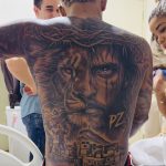 Cobrindo as costas com uma tatuagem elaborada sob o efeito de anestesia. (Foto Instagram)