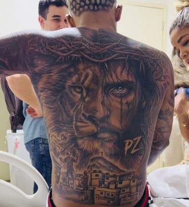 Cobrindo as costas com uma tatuagem elaborada sob o efeito de anestesia. (Foto Instagram)