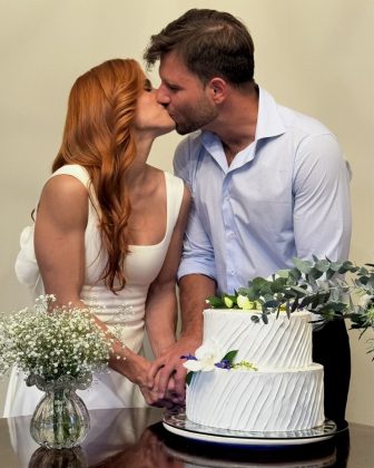 Juntos há cinco anos, Jade e Leandro ficaram noivos em fevereiro de 2023, quando o pedido de casamento foi feito em uma praia do Rio de Janeiro, local onde se conheceram. (Foto Instagram)