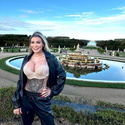 Em uma de suas postagens mais ousadas de 2024, Andressa Urach perguntou aos seus seguidores se deveria fazer um implante de um terceiro seio. (Foto Instagram)