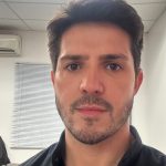 Atualmente no ar em Mania de Você, o ator Igor Cosso revelou que, ao se assumir gay publicamente em 2020, temeu perder oportunidades profissionais. (Foto Instagram)