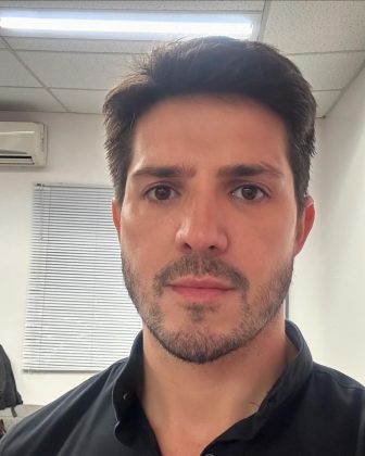 Atualmente no ar em Mania de Você, o ator Igor Cosso revelou que, ao se assumir gay publicamente em 2020, temeu perder oportunidades profissionais. (Foto Instagram)