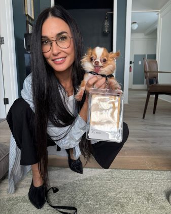 A atriz Demi Moore é outro exemplo de famosa que é inseparável de seu animal. Ela tem uma cachorrinha chamada Pilaf, com quem já fez 14 viagens internacionais. (Foto Instagram)