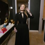 Adele, uma das maiores vozes da música mundial, falou abertamente sobre sua relação com o álcool, e frequentemente faz pausas em seu consumo. (Foto Instagram)