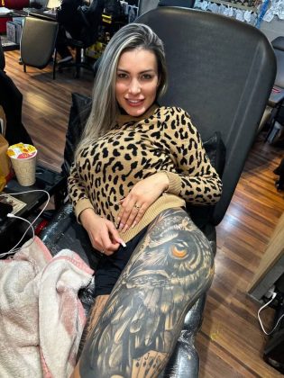 "Vi uma maneira de esconder minhas cicatrizes e adorei a ideia de tatuar o corpo justamente para afrontar os religiosos". (Foto Instagram)