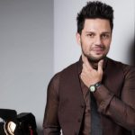 O cantor sertanejo Thiago Servo enfrenta uma batalha judicial após descobrir uma fraude em um exame de paternidade. (Foto Instagram)