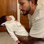 O jogador apareceu segurando a bebê de apenas um mês. (Foto: Instagram)