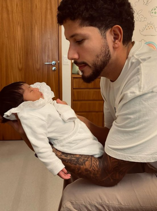 O jogador apareceu segurando a bebê de apenas um mês. (Foto: Instagram)