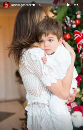 Ela usou um gorro de Mamãe Noel para completar o visual. (Foto: Instagram)