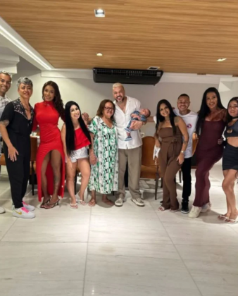 A musa fitness compartilhou registros da noite com a família. (Foto: Instagram)