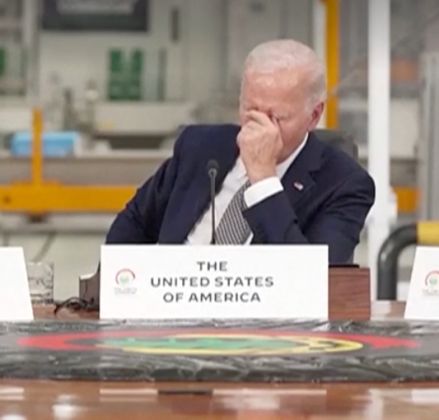 Joe Biden é flagrado cochilando durante reunião oficial em Angola. (Foto: reprodução Record)