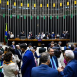 Senado aprova projeto que proíbe celular em escolas do ensino infantil, fundamental e médio. (Foto: Senado)