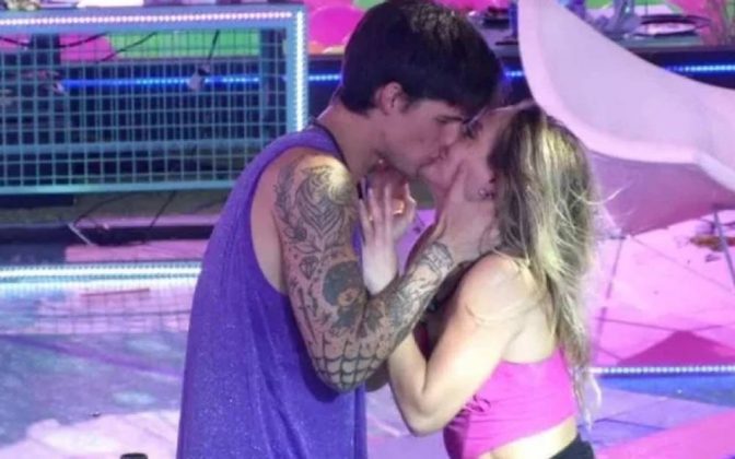 Bruna Griphao e Gabriel Fop foi uma das primeiras duplas a estrear o edredom no BBB 23. (Foto Divulgação)