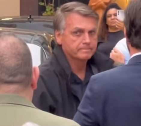 Bolsonaro cumprimenta apoiadores na saída de missa, em SP. (Foto: Instagram)