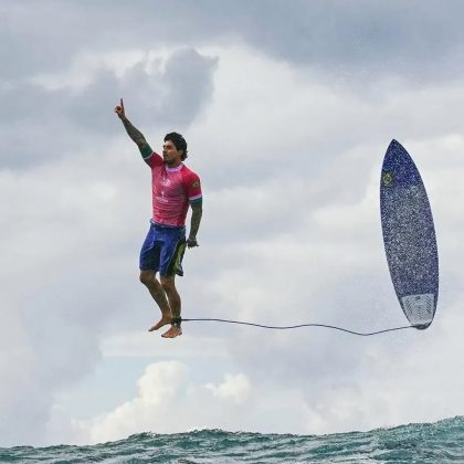 O surfista Gabriel Medina, tri-campeão mundial, atraiu buscas devido a uma foto impressionante e à sua performance nas Olimpíadas. (Foto Instagram)