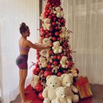 Grazi Massafera seguiu a tradição do vermelho nas bolas que decoram sua árvore de Natal, mas inovou ao adicionar ursinhos de pelúcia como parte da decoração. (Foto Instagram)