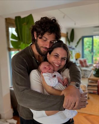 Laura Neiva e Chay Suede se tornaram pais de sua terceira filha, Ana, no dia 7 de novembro, em São Paulo. (Foto Instagram)