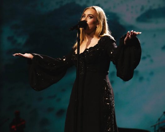 Sugestão de texto revisado e aprimorado: "Adele e a polêmica do plágio: um olhar sobre os casos de apropriação indevida na música brasileira" A cantora Adele se viu envolvida em uma polêmica internacional após a Justiça Brasileira determinar a retirada de sua música "Million Years Ago" das plataformas de streaming. (Foto Instagram)