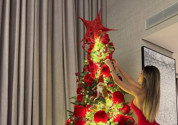 Ela escolheu uma árvore de Natal de mais de dois metros de altura, decorada exclusivamente com bolas vermelhas e luzes brancas, além de estrelas na base. (Foto Instagram)