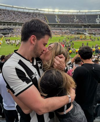 A vitória foi comemorada por diversos famosos, como Nicolas Prattes e Larissa Manoela. (Foto Instagram)