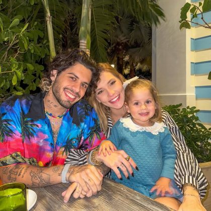 Virginia e Zé Felipe brincam depois de Leo Dias eleger Maria Flor como a bebê do ano (Foto: Instagram)