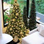 Ao lado de Lucas Guimarães, ele mostrou sua decoração luxuosa, com uma árvore gigante decorada em tons dourados e diversos detalhes que faziam referência a Jesus e ao Papai Noel. (Foto Instagram)