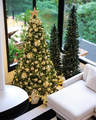 Ao lado de Lucas Guimarães, ele mostrou sua decoração luxuosa, com uma árvore gigante decorada em tons dourados e diversos detalhes que faziam referência a Jesus e ao Papai Noel. (Foto Instagram)